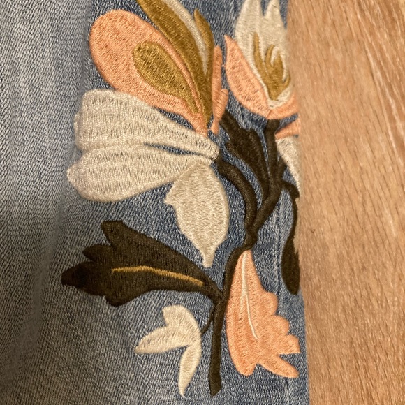 NWOT! Caslon boyfriend jeans w/ floral thigh embroidery - Picture 5 of 9